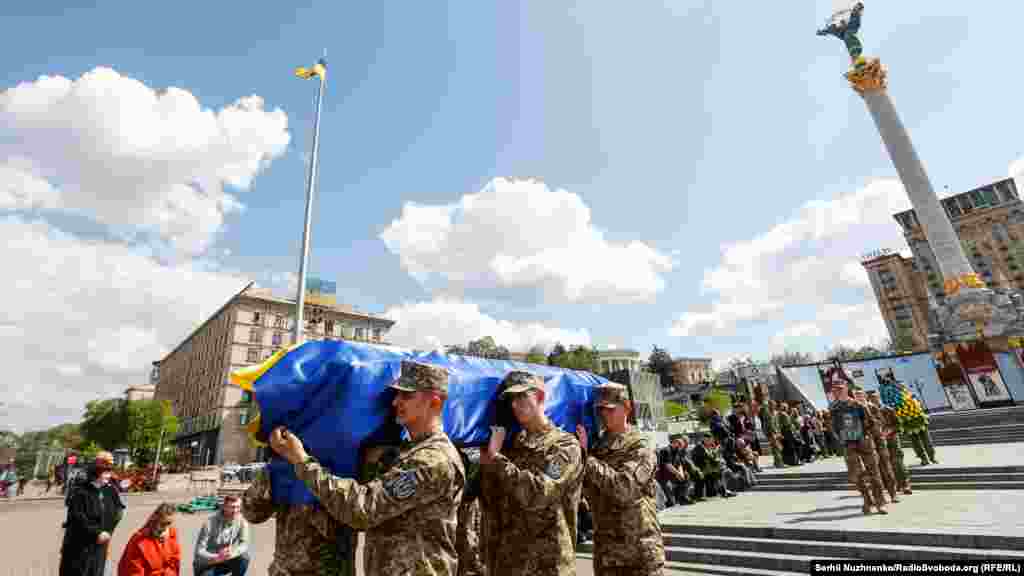 Традиція прощання із загиблими військовими на майдані Незалежності в Києві бере свій початок від лютого 2014 року, коли на Майдані прощалися з &laquo;Небесною сотнею