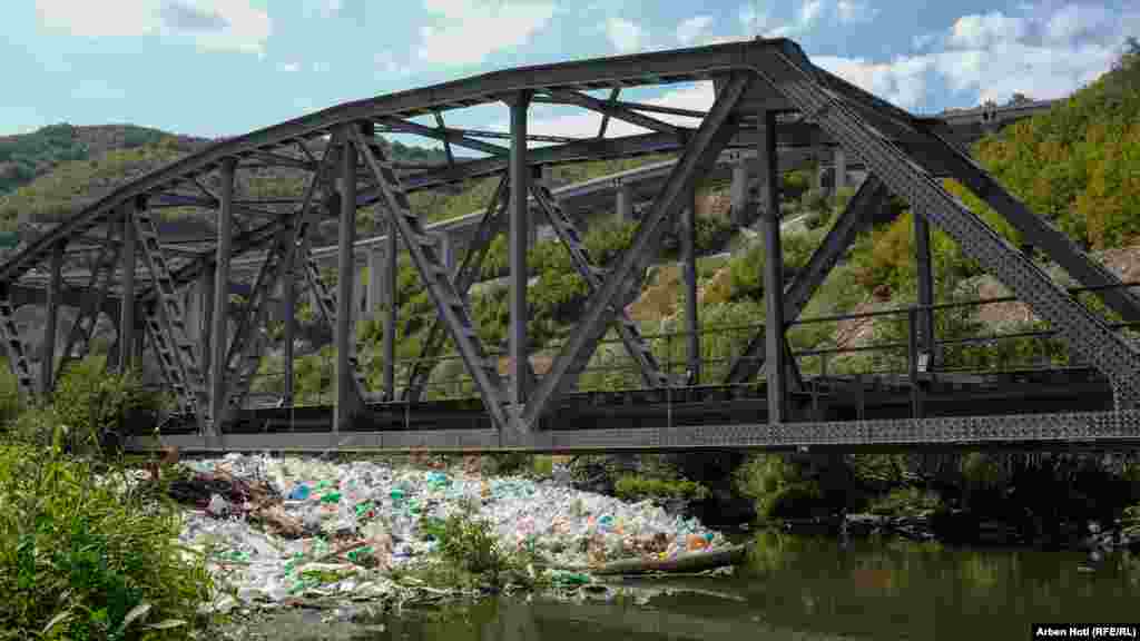 Sipas këtij raporti, ndotja më e madhe e lumit shkaktohet nga derdhja e ujërave të zeza nga shtëpitë dhe bizneset, &ldquo;ishujt&rdquo; e qeseve plastike dhe mbeturina tjera.