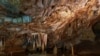 Shpella e Gadimes me kanalet e saj është e lokalizuar në &quot;Sukën e Mërturit&rdquo;, ndërsa hyrja ndodhet në pjesën e poshtme të grykës së lumit Klysura në lartësi mbidetare prej 580 metrash.