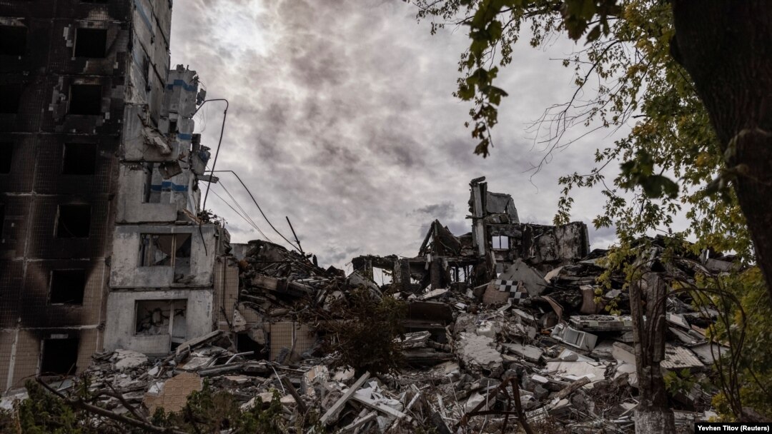 Clădiri rezidențiale avariate de un atac militar rusesc în orașul Vuhledar de pe linia frontului din regiunea Donețk, Ucraina. 10 octombrie 2023. Fotografie de arhivă