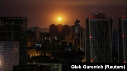 نمایی از انفجارها در آسمان شهر کییف پس از حملات پهپادی و موشکی روسیه