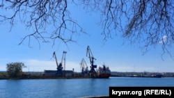 Іноземне судно в порту Керчі, 24 квітня 2023 року