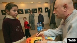 Рыгор Остэр падпісвае сваю кнігу, Масква, 2004 год