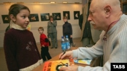 Письменник Григорій Остер зі своєю читачкою, фото ілюстративне