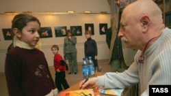 Григорий Остер с читательницей