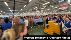 Radnice i radnici južnokorejske fabrike "Jura" u Leskovcu štrajkuju tražeći veće plate, Srbija, Leskovac, 13. jun 2024.