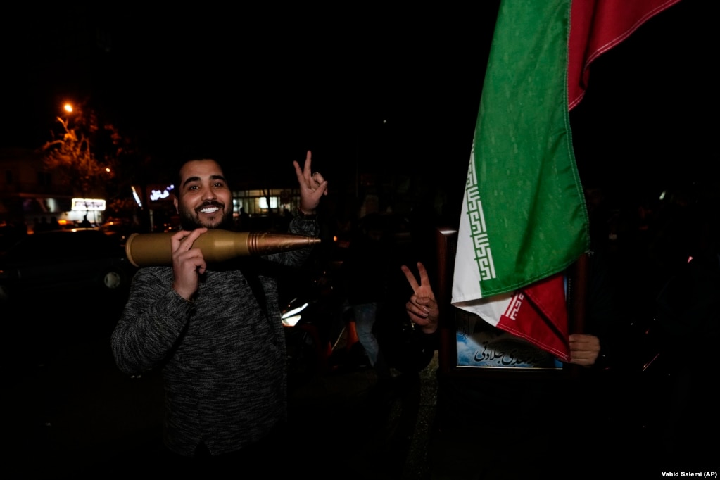 Disa të tjerë festuan me një model plumbi dhe me flamuj në rrugët e Teheranit.