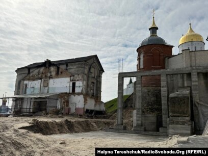 Будівництво поруч із новозбудованим храмом