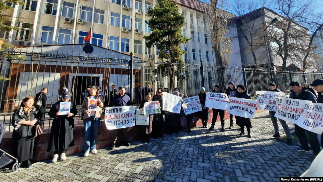 Protesters demand the immediate release of the Kempir-Abad group in December 2023.