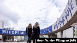 Izlaznost na evropskim izborima je u stalnom padu. Na fotografiji poziv za glasanje postavljen ispred zgrade Evropskog parlamenta u Briselu, 23. maj 2024.