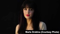 Bucătăreasa Marta Drobina, care locuiește cu un fiu cu nevoi speciale, și-a găsit un loc de muncă într-un restaurant de hotel, unde gătește mâncare pan-europeană pentru turiști și, ocazional, face catering.