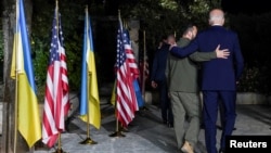 Президентите на Украйна и САЩ Володимир Зеленски и Джо Байдън по време на срещата на Г-7 в Италия, 13 юни 2024 г.