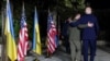 Presidenti amerikan, Joe Biden, dhe ai ukrainas, Volodymyr Zelensky, duke u larguar nga ceremonia e nënshkrimit të marërveshjes dypalëshe më 13 qershor 2024. 