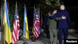 Presidenti amerikan, Joe Biden, dhe ai ukrainas, Volodymyr Zelensky, duke u larguar nga ceremonia e nënshkrimit të marërveshjes dypalëshe më 13 qershor 2024. 