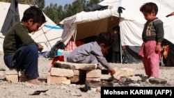 تعدادی از کودکان مناطق زلزله زده در هرات 