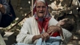 Пожилая женщина обнимает своего родственника-инвалида во время эвакуации из Херсона