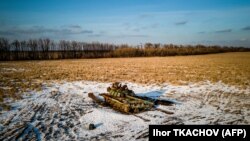 Një tank rus i shkatërruar në një fushë gruri të mbuluar me borë në rajonin e Kharkivit më 22 shkurt 2023.