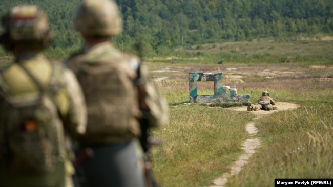 Заняття з навчальному центрі, де проводять підготовку для мобілізованих