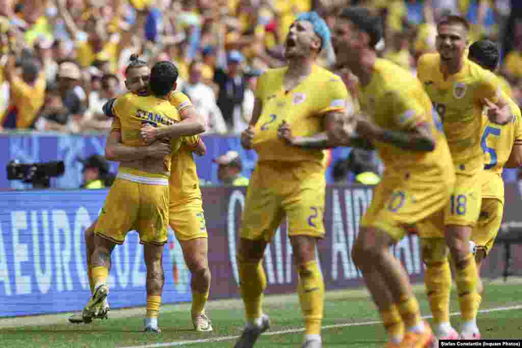 Jucătorii echipei naționale a României se bucură la unul dintre golurile marcate împotriva Ucrainei.&nbsp;