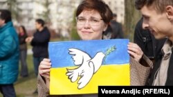 Solidarnost sa Ukrajinom: Antiratni marš u Beogradu i torta u obliku lobanje za Rusiju
