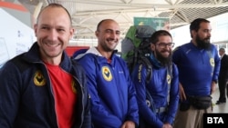 Част от спасителите - Димитър Христов, Иво Колчаков, Николай Петров и Тодор Иванов (отляво надясно), се завърнаха със самолет от Турция.