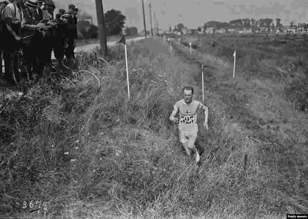 Finac Paavo Nurmi prolazi pored gledatelja tijekom natjecanja u trčanju, 1924.