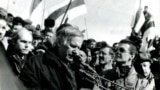 Васіль Быкаў выступае на Дзень Волі. Менск, 1996