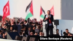 Presidenti turk, Recep Tayyip Erdogan, duke iu adresuar tubimit në mbështetje të palestinezëve. Stamboll, 28 tetor 2023. 