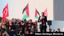 Preşedintele turc Recep Erdoğan în timpul discursului de sâmbătă, de la mitingul de solidaritate cu palestinienii din Gaza, organizat de partidul său la Istanbul.