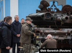 Shefi i NATO-s, Jens Stoltenberg duke vizituar tanket e shtatërruara ruse.