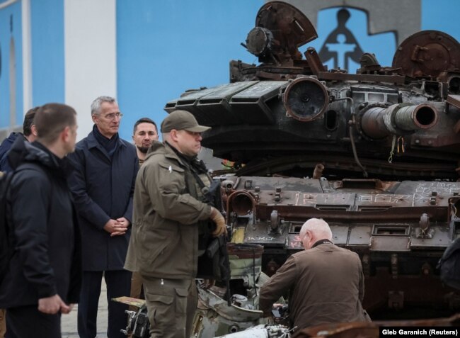 Shefi i NATO-s, Jens Stoltenberg duke vizituar tanket e shtatërruara ruse.