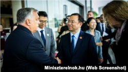 Orbán Viktor 2023. október 19-én Sencsenben Vang Csuan-fuval, a világ legnagyobb elektromosautó-gyártó cége, a kínai BYD alapító-elnökével
