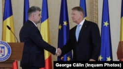 Marcel Ciolacu (stânga) a mai fost desemnat de președintele României, Klaus Iohannis, să fie prim-ministru, pe 13 iunie 2023, funcție pe care o deține până în prezent.