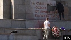 Счупената плоча на Паметника на Съветската армия в София.