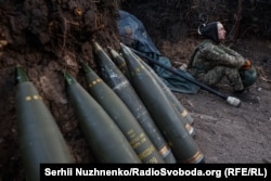Донецк облусундагы мДШВм 148-артиллериялык өзүнчө бригадасынын аткычтары турган жердеги M777 гаубицалары үчүн ок-дарылар. 20-апрель, 2024-жыл.