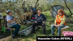 O recenzoare stă de vorbă cu doi cetățeni din satul Tricolici, raionul Căușeni.