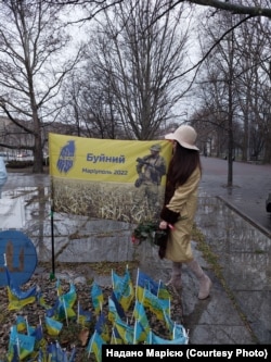 Марія на меморіальній зоні «Прапорець пам’яті», яку у Запоріжжі створили учасниці проєкту «Коханий, я живу!»