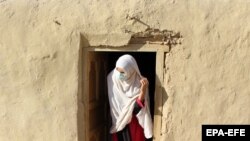 پس بسته شدن مکاتب بالاتر از صنوف ششم به روی دختران، میلیون‌ها دختر در سرتاسر افغانستان خانه‌نشین شدند.