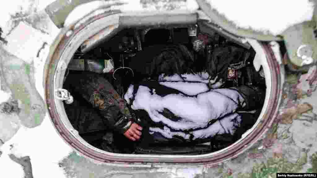 Cadavrul unui soldat rus a fost găsit într-un transportor blindat distrus în Bucea, pe 1 martie 2022.