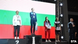  Станимира Петрова със златния орден на награждаването на купа 