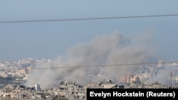 Fumul se ridică deasupra Fâșiei Gaza. Vedere de la granița Israelului cu Gaza, în sudul Israelului, 30 octombrie 2023