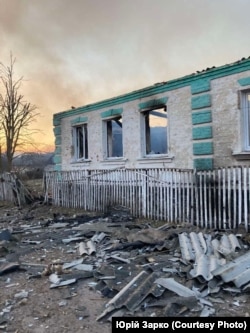 Зруйнована обстрілами школа у Рижівці, березень 2024 року. Фото Юрія Зарка