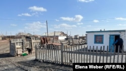 Дом в районе «Шанхай» посёлка Майкаин в Павлодарской области. От места обрушения земли его отделяет менее полукилометра