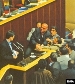 صحنه‌ای تنش در مجلس ششم هنگام سخنرانی علی‌اکبر موسوی خوئینی