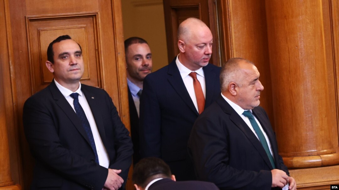 Временната комисия в парламента, която трябва да разгледа искането за сваляне на имунитета на лидера на ГЕРБ Бойко Борисов, не работи вече 20 дни. Свикването ѝ зависи оп председателя на Народното събрание Росен Желязков (ГЕРБ).