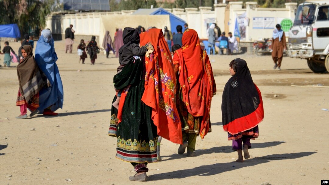 Afghan migrants arrive from Pakistan at the Afghanistan-Pakistan border in the Spin Boldak district of Afghanistan's Kandahar Province early last month.