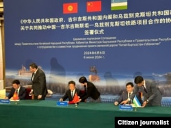 Oficiali din Kârgâzstan, China și Uzbekistan participă la o ceremonie de semnare la Beijing, pe 6 iunie, privind construcția unei căi ferate între cele trei țări.