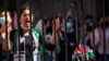 Flamujt palestinezë janë vendosur në një rrethojë të mbyllur ndërsa studentët po protestojnë jashtë kampusit të Universitetit Columbia, në qytetin e Nju Jorkut, SHBA, 22 prill 2024.