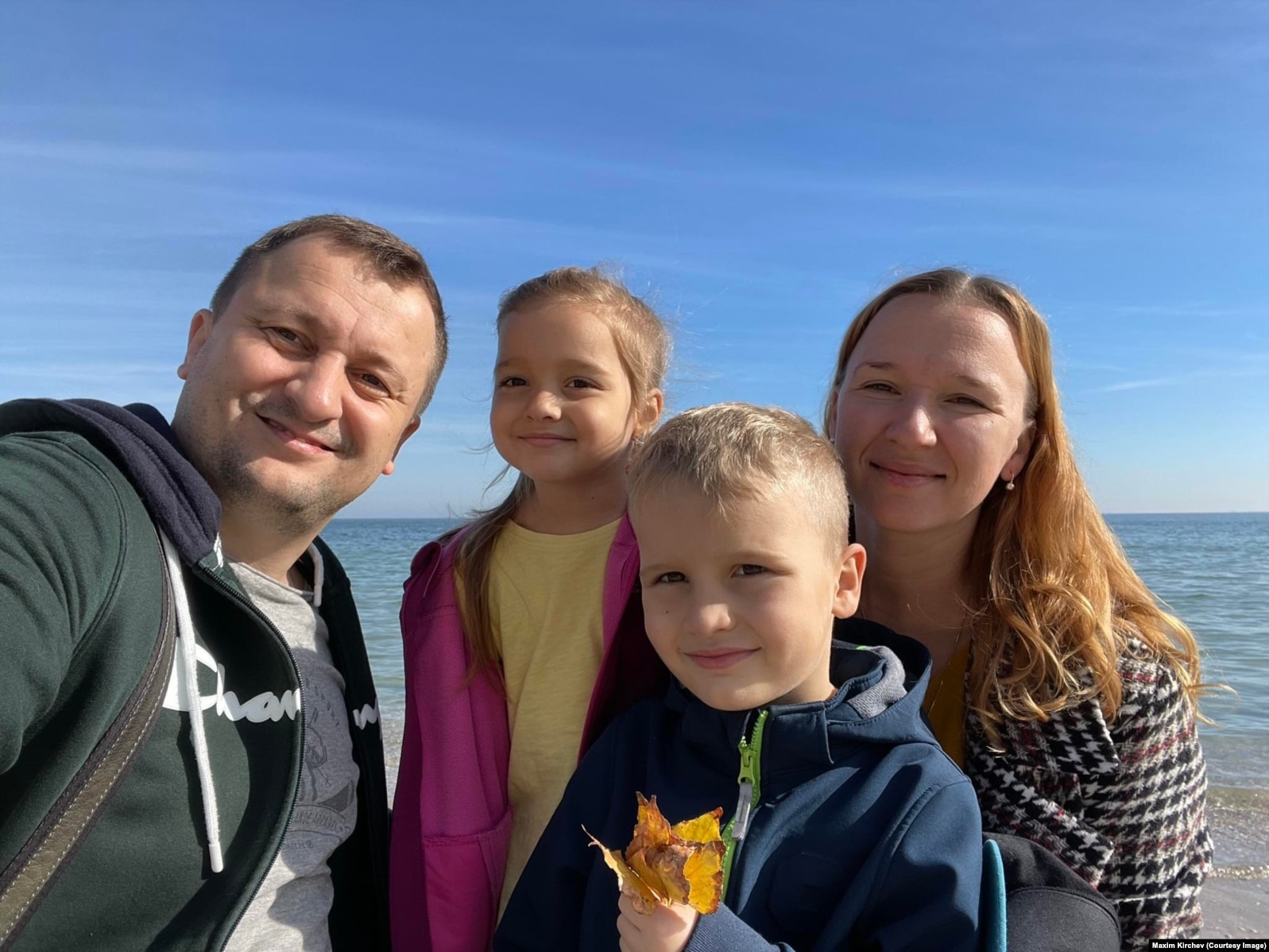 Maxim Kirchev me familjen e tij gjatë një vizite në Odesa, në shtator të vitit 2022.