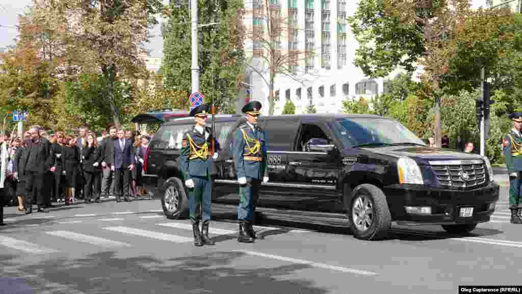 Apoi cortegiul s-a îndreptat spre Piața Marii Adunări Naționale.